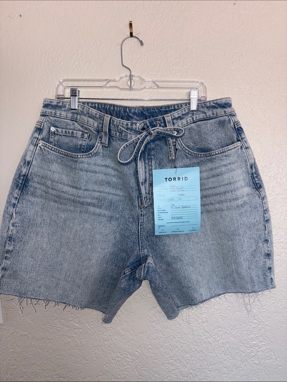 #T224- NWOT - torrid faded light blue denim drawstring shorts-18W